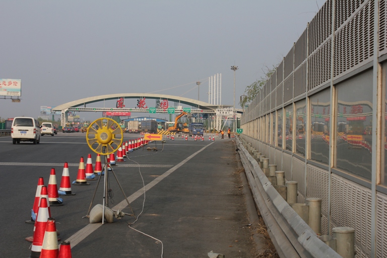 京張高速公路收費(fèi)廣場(chǎng)路面更換工程進(jìn)展順利