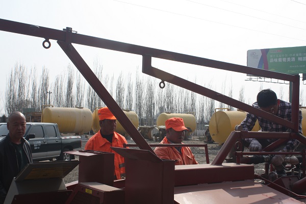 養(yǎng)護(hù)工區(qū)開展新灌縫機(jī)驗(yàn)收培訓(xùn)活動(dòng)